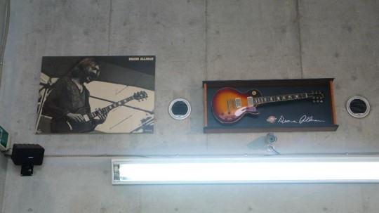 Duaneのポスターとギター