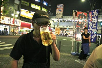 Tomさん、一気にビールを喉に流し込むっ