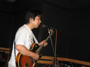 さびしく独り唄う