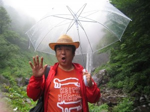 後ろに見えるが「苗名滝」