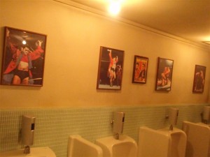 トイレの中も猪木、猪木