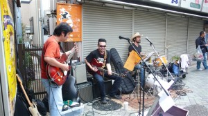 怪しいギタリストと共に