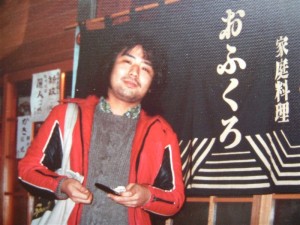 ２５年前、「おふくろ」の前で