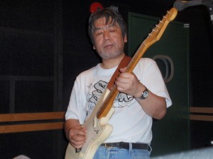 この無精髭もいったん剃ります