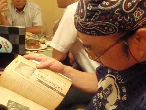 37年前の記事を読むカブキさん 37年前の記事を読むカブキさん