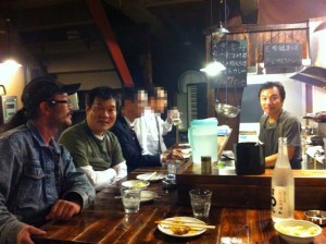 カメラ目線、約2名