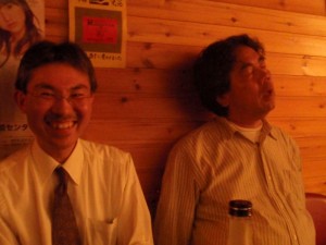 笑う人、寝る人